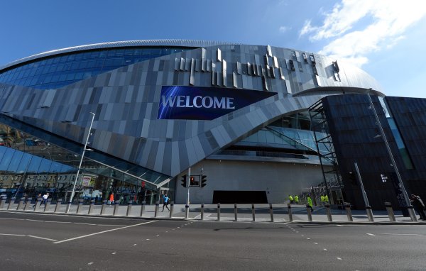 上赛季欧联打败敌手夺冠，热刺主场球迷颂赞：咱们是欧洲冠军！